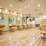 ガソリンスタンドの若い女性（続編）